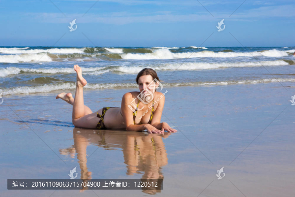 在沙灘上的倒影