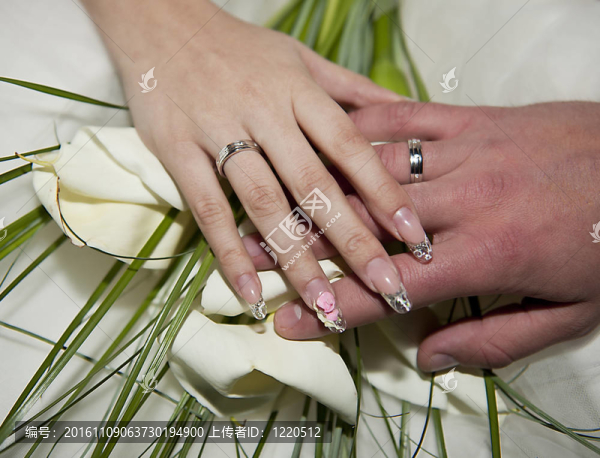 新婚夫婦手中的花束