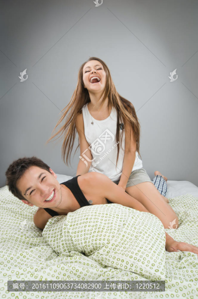 床上的幸福夫妻