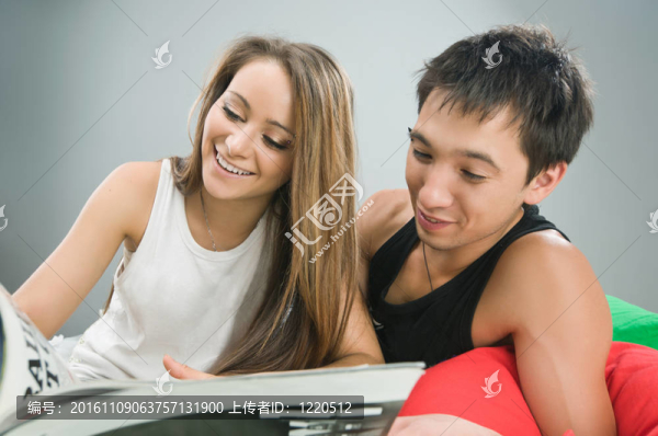 床上的快樂情侶雜志