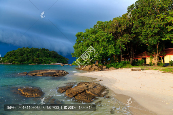 暴風(fēng)雨接近海灘