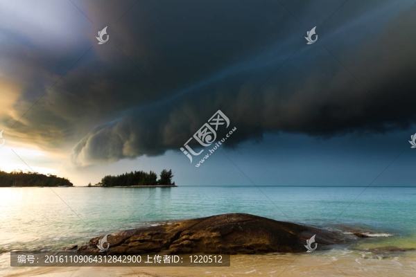 暴風(fēng)雨接近海灘
