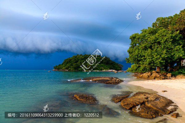 暴風(fēng)雨接近海灘