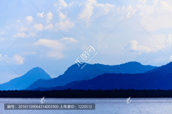 Hills在早晨的一個(gè)湖