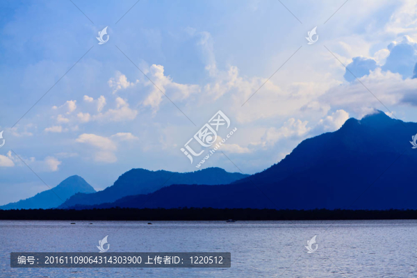 Hills在早晨的一個(gè)湖