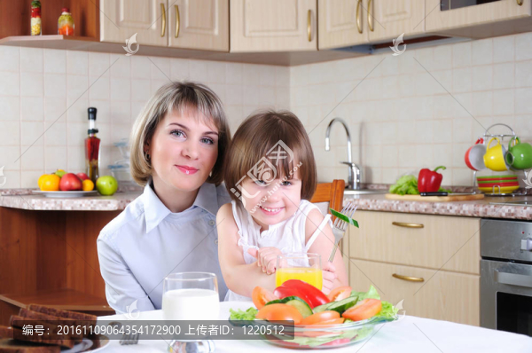 媽媽和她的小女兒