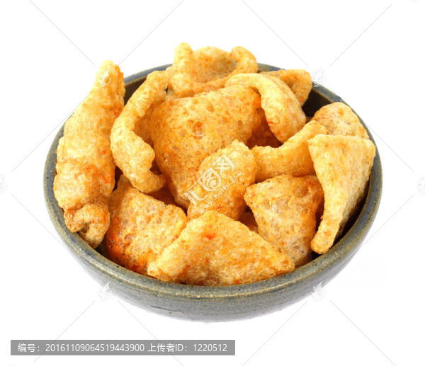 燒烤調味的豬肉皮在一個舊碗