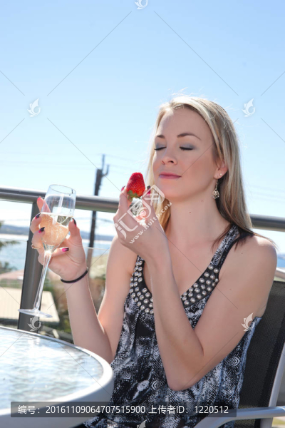 年輕女子帶著一杯酒