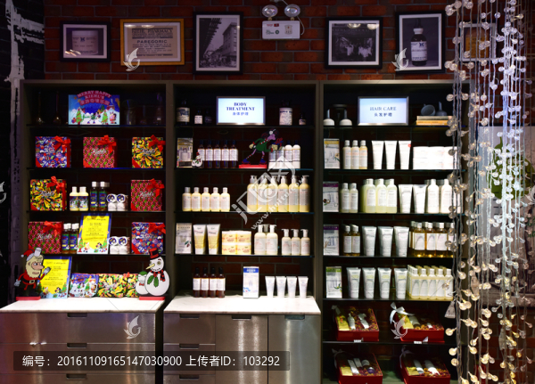 進(jìn)口日化品店一角