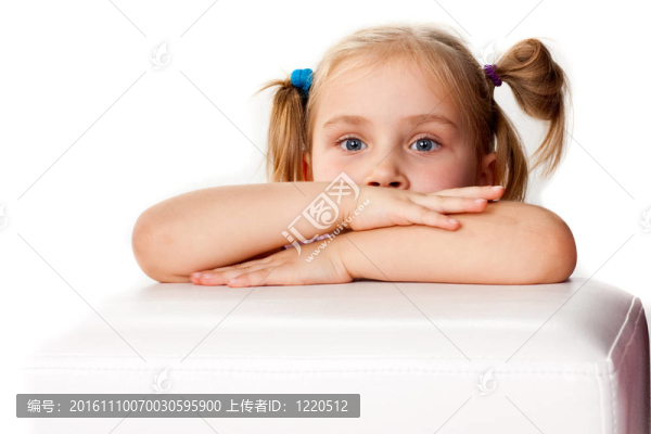美麗的女孩與折疊的手