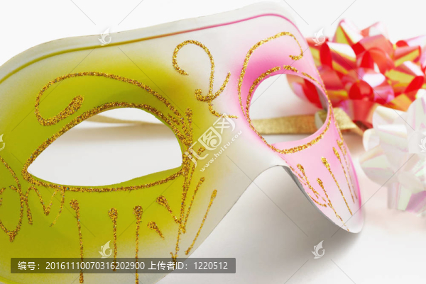 白色背景上的狂歡面具