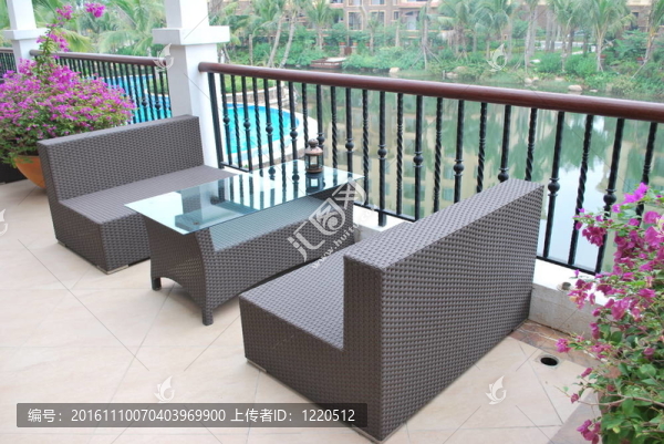 現(xiàn)代藤的長(zhǎng)椅-匯圖網(wǎng) www.fosd68.com 現(xiàn)代藤的長(zhǎng)椅