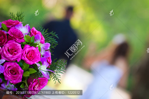 新婚夫婦離開(kāi)美麗的新娘花束