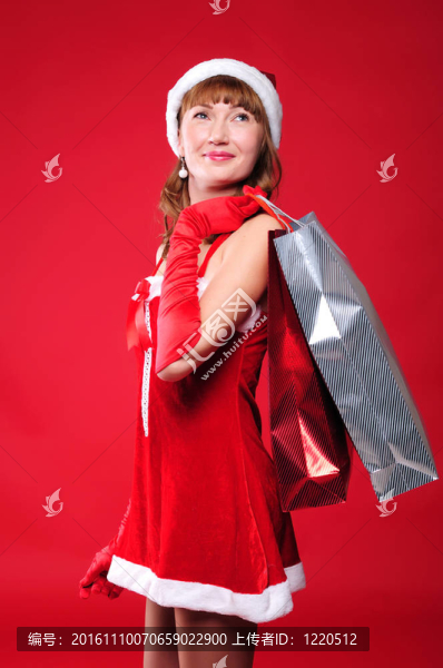 打扮成圣誕老人的年輕女孩