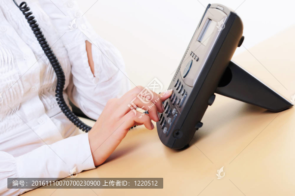 一個(gè)年輕女孩的手