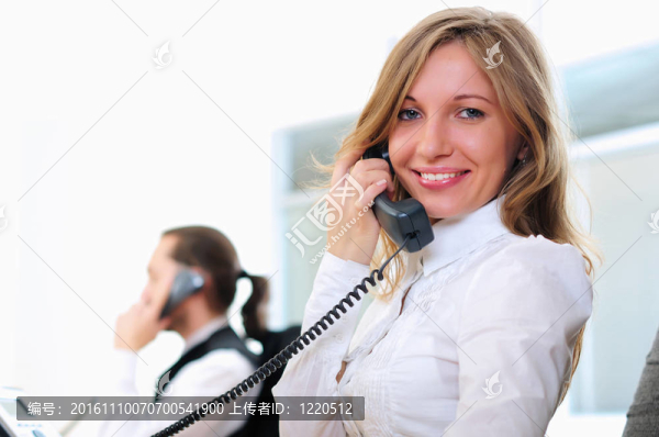 在他的辦公室里的年輕女孩