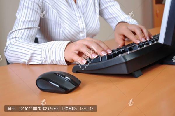 一個年輕女人的手