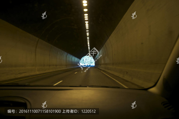 隧道盡頭的光