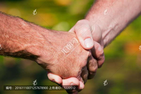 兩個(gè)男人之間堅(jiān)定的握手