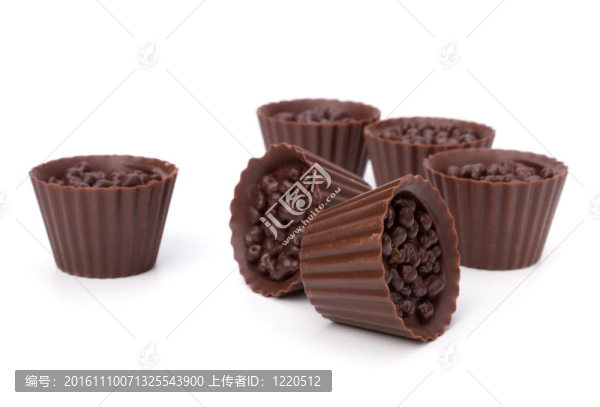 果仁巧克力孤立在白色背景