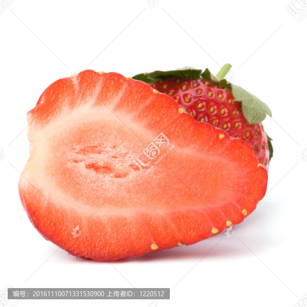 白色背景下的草莓減半