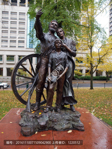 城市中心的先鋒雕像-匯圖網(wǎng) www.fosd68.com 城市中心的先鋒雕像