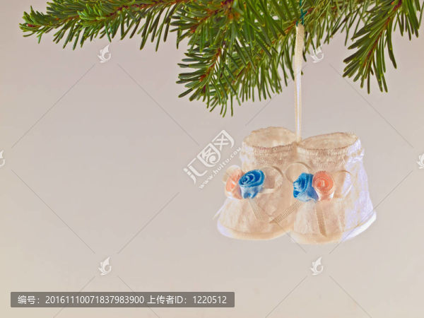 圣誕樹假日飾品掛起常綠枝隔離