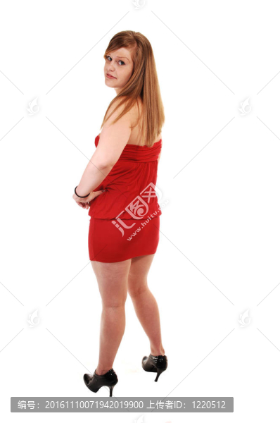 穿著紅色衣服的站著的女孩。