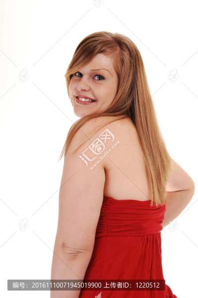 穿著紅色衣服的站著的女孩。