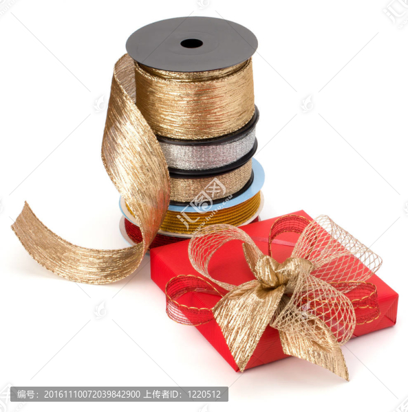 白色背景上的節(jié)日禮品盒和包裝絲帶