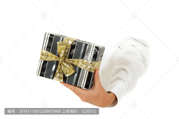 禮品盒；手。