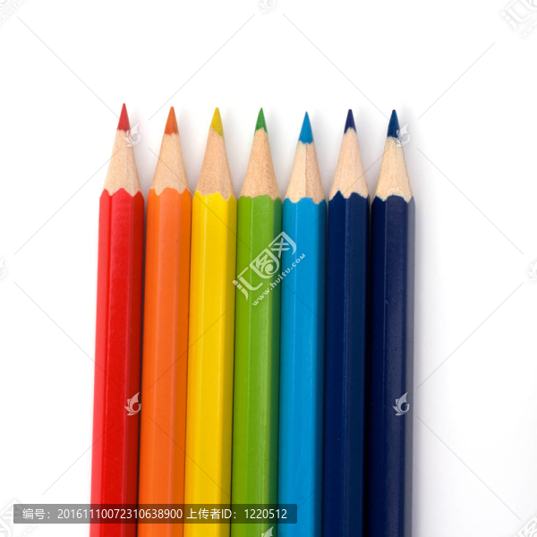 白色背景上孤立的彩色鉛筆