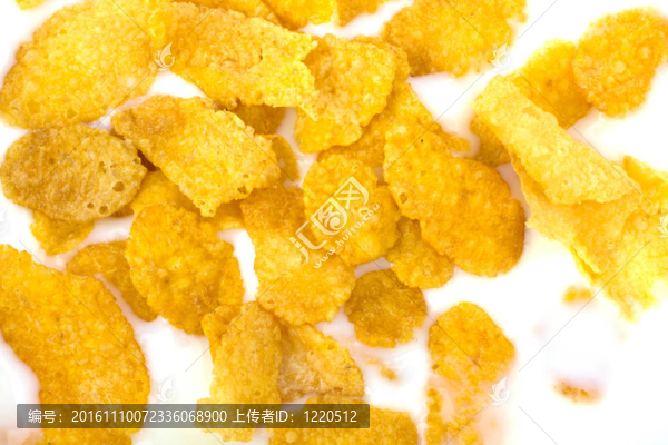 健康的早餐。帶玉米片的碗。