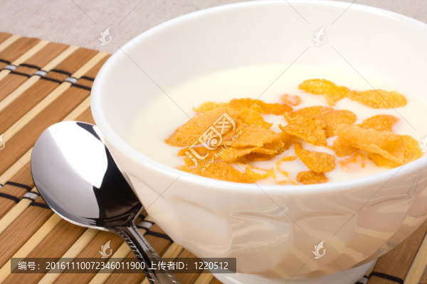 健康的早餐。帶玉米片的碗。