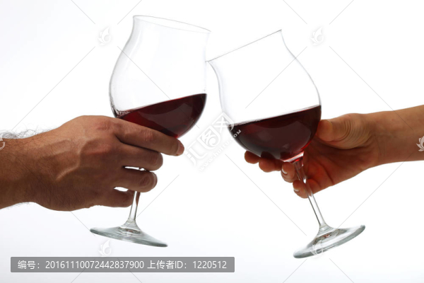 男人和女人干杯