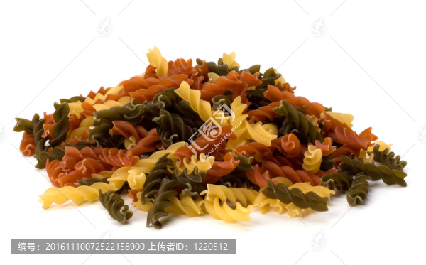 白色背景上的意大利面食