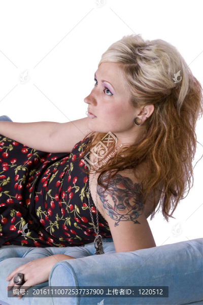 坐在椅子上的女人的藝術(shù)形象