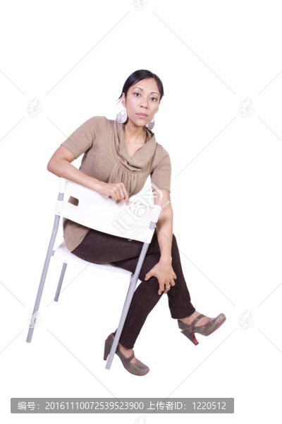 漂亮的女人在椅子上擺姿勢