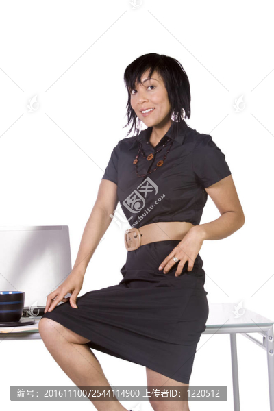 性感的女人坐在桌上