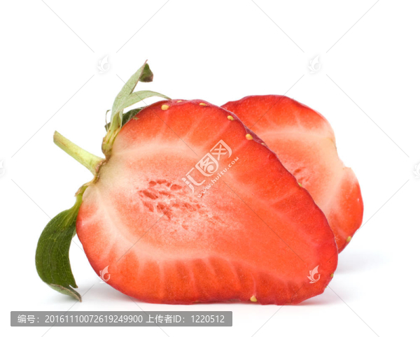 白色背景下的草莓減半