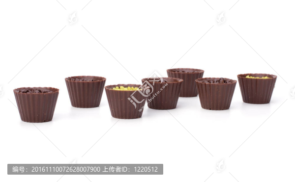 果仁巧克力孤立在白色背景