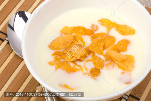 健康的早餐。帶玉米片的碗。