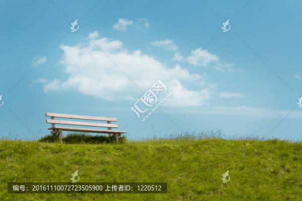 天空背景長(zhǎng)椅。寧?kù)o的場(chǎng)景。