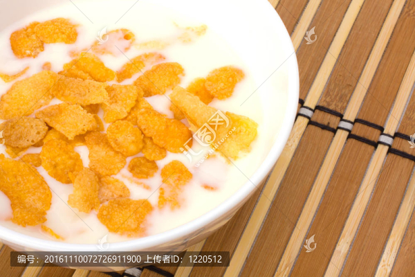 健康的早餐。帶玉米片的碗。