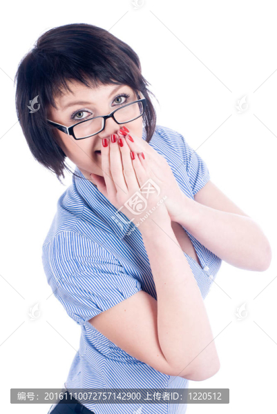 覆蓋著她的嘴的女孩