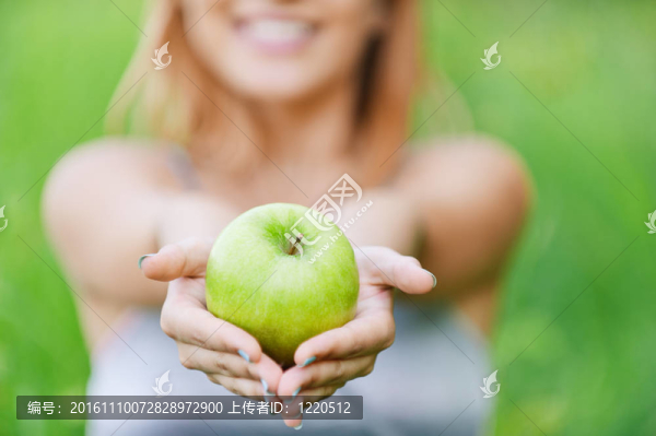 迷人的金發(fā)女孩的肖像