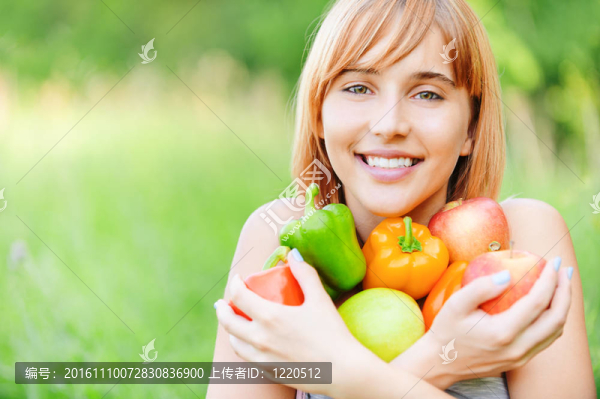 美麗的女孩與蘋果和甜椒