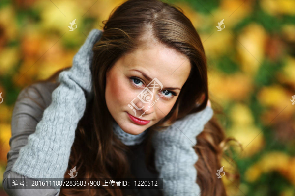 在秋葉的女人portret