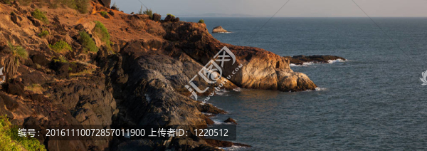 戲劇性的巖石海岸線戈爾納