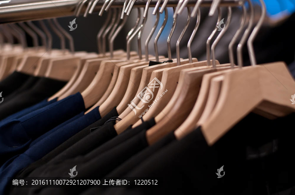 在商店的衣架上的衣服